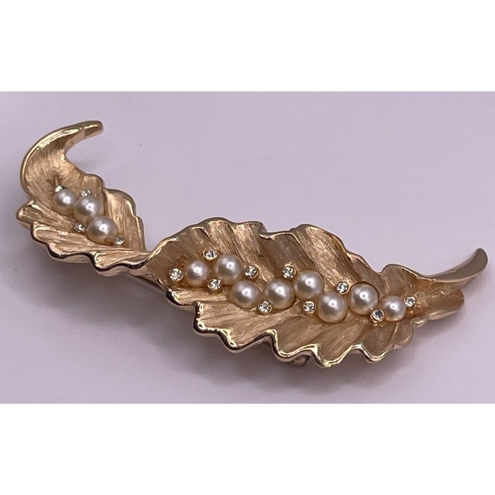 Vintage Trifari Gold Tone Leaf Brooch W/ Pearls & Rhinestones - Elegant Abstract